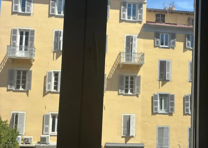 Hyper Centre אז'אקסיו